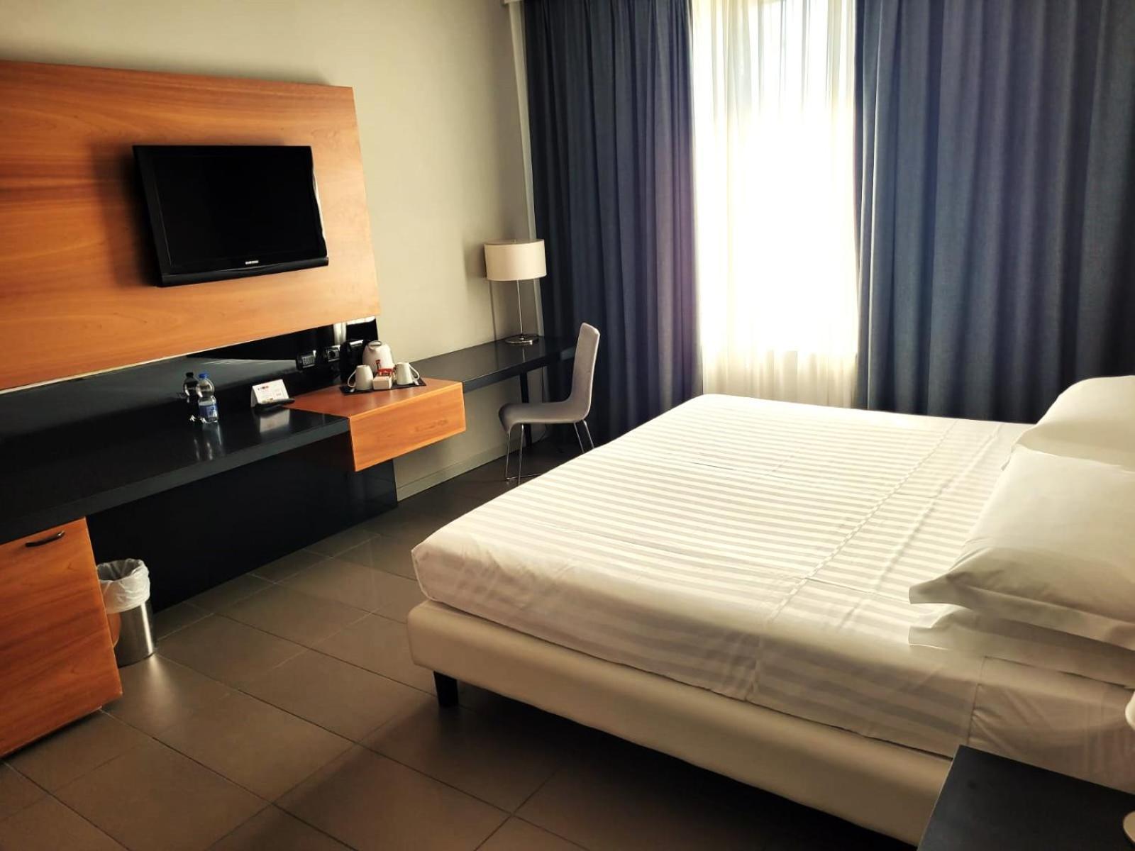 Cosmopolitan Hotel Чивитанова-Марке Экстерьер фото